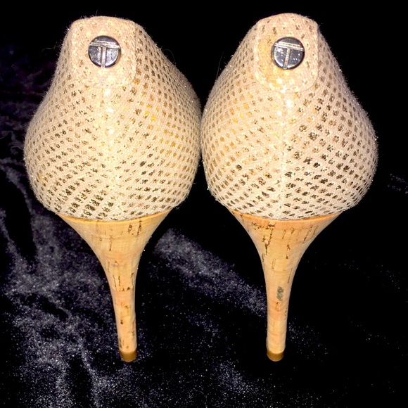 Tahari Pumps NWT Gold - Picture 2 of 4